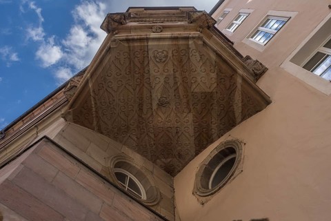 Relief structure on the underside of a historic residential kerb