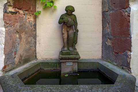 Fountain figure