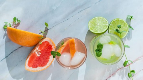 Glasses citrus drink with sliced fruit