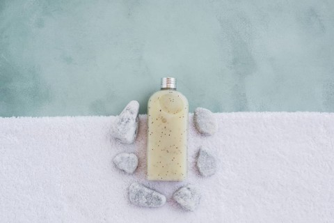 Shower gel towel with rocks