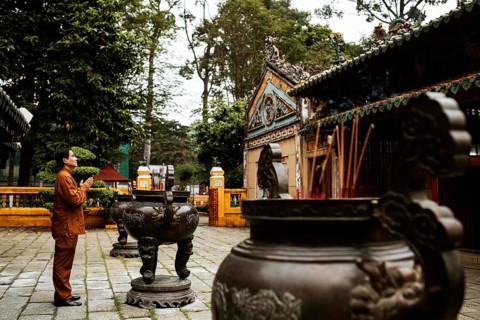 Side view man praying temple with incense