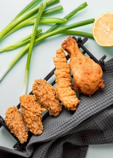 Top view fried chicken tray with green onions lemon