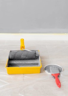 Arrangement with roller brush