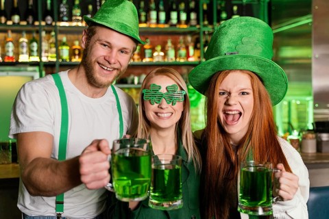 Front view group friends celebrating st patrick s day with drinks