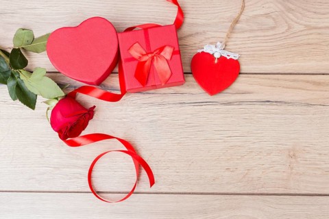 Gift box with red rose table