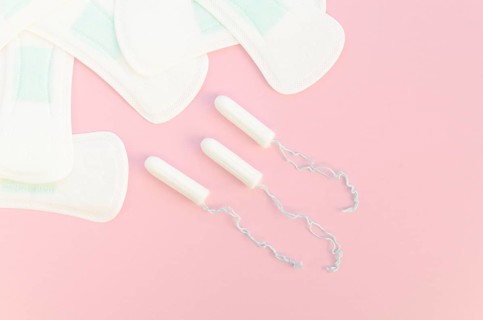 Halves pads tampons pink background