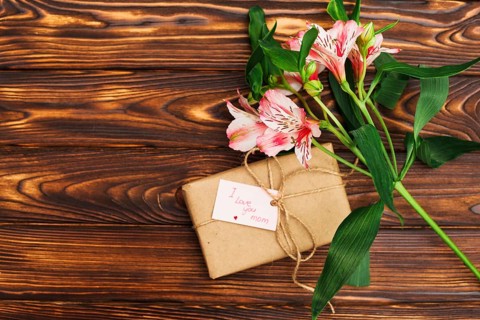 I love you mom inscription with gift flowers