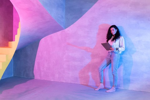 Long shot woman leaning wall