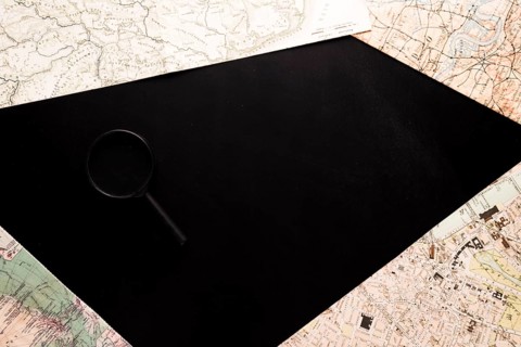 Maps loupe black desk