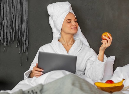 Medium shot woman holding fruit