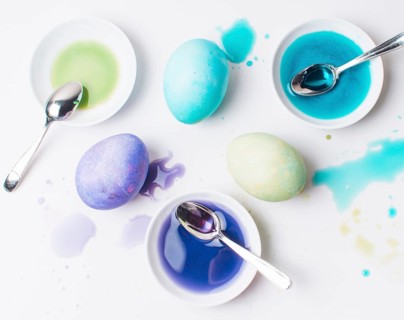 Set colourful easter eggs blots spoons dye liquid saucers