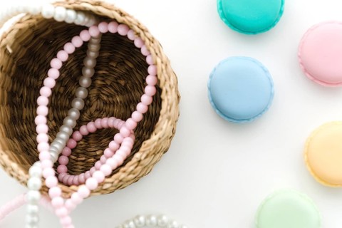 Top view pearl necklace with macarons