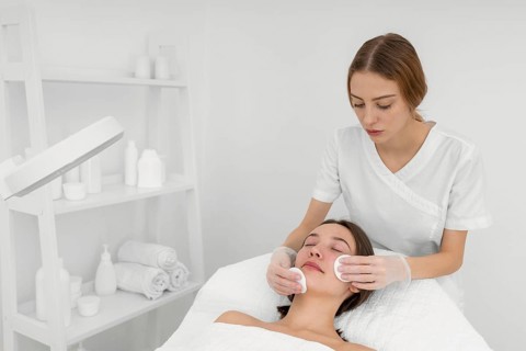 Female client salon face care routine with cleansing disks 4