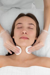 Female client salon face care routine with cleansing disks 5