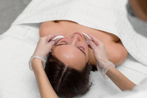 Female client salon face care routine with cleansing disks 7