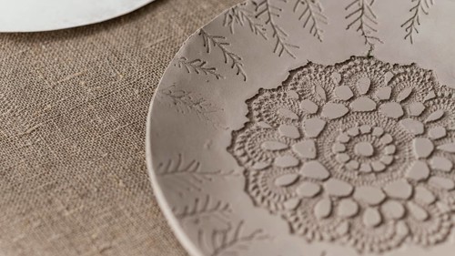 High angle clay plate with pattern