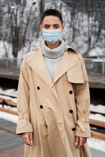 Medium shot woman wearing mask