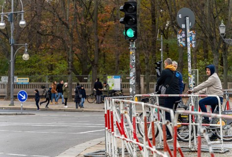 Road traffic in the cordoned-off area around the Holocaust Memorial