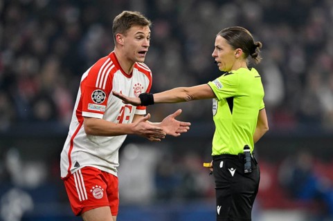 Referee Stephanie Frappart in discussion with Joshua Kimmich FC Bayern Munich FCB