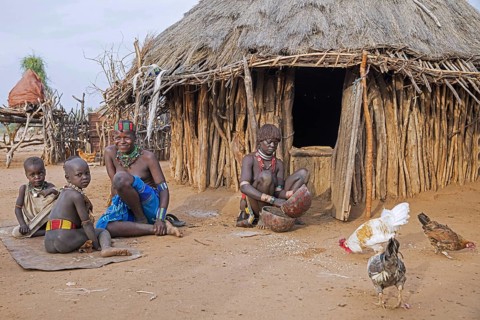 Black women with children of the Hamar