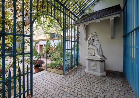 Sculpture Faust and Gretchen by Antonio Tantardinis in the garden between the Goethe House and the German Romantic Museum