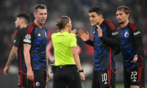 Referee Stephanie Frappart in discussion with Denis Vavro FC Copenhagen