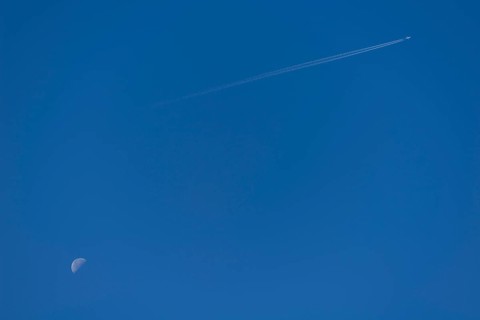 Aeroplane with contrails