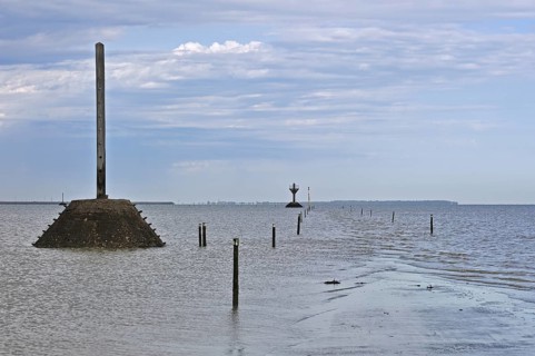 Rescue poles along the Passage du Gois