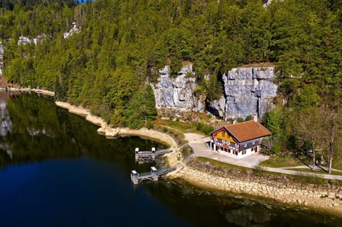 Chalet des Souvenirs kiosk and boat landing stage on the banks of the Doubs river