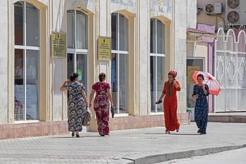 Turkmen women walking on pavement wearing a koynek