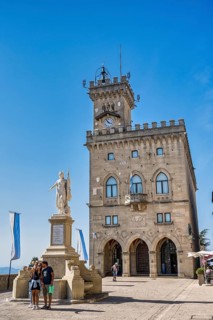 Statue of Liberty in front of Palazzo Pubblico