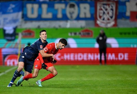 Foul wrestling duel between Keven Schlotterbeck VfL Bochum BOC