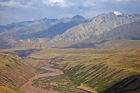 Riverbed and mountains along the Irkeshtam pass