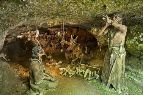 Diorama showing Cro-Magnon shamen and woman in cave at Grottes du Roc de Cazelle