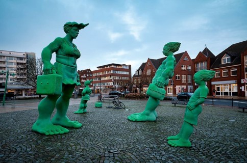 Travelling Giants in the Wind