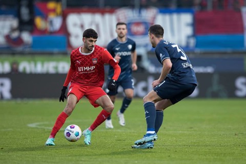 Eren DINKCI 1. FC Heidenheim right in a duel with Keven SCHLOTTERBECK VFL Bochum