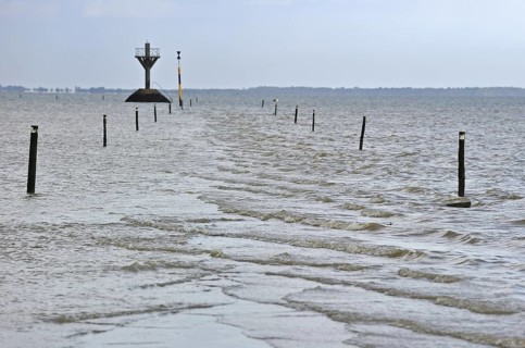 Rescue poles along the Passage du Gois