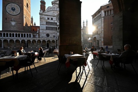 Sidewalk cafe in the Piazza del Comune