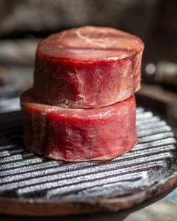 Raw meat grill arrangement