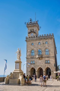 Statue of Liberty in front of Palazzo Pubblico
