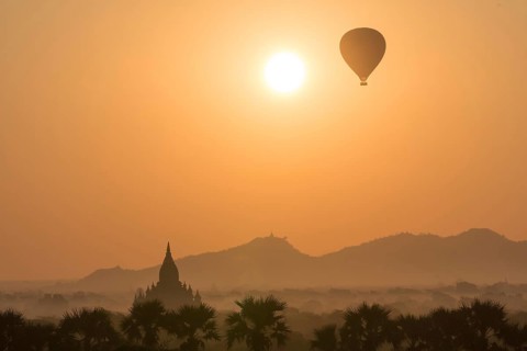 Ballone ueber Bagan
