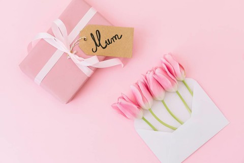 Mum inscription with tulips envelope gift box