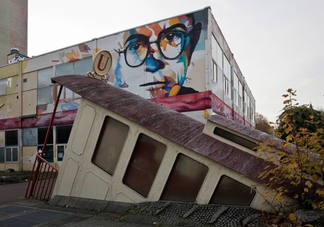 Sculpture underground station Bockenheimer Warte by Peter Pininski and street art on the art cube