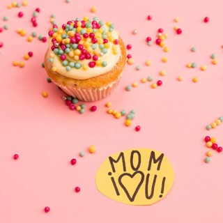 Mom i love you title paper near cupcake