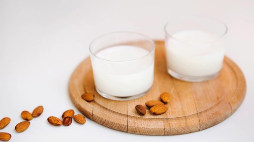 Fresh milk some almonds