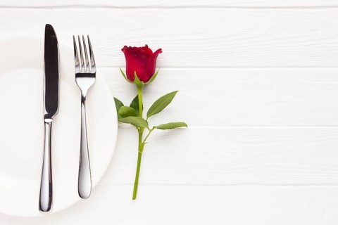 Top view arrangement with plate cutlery rose