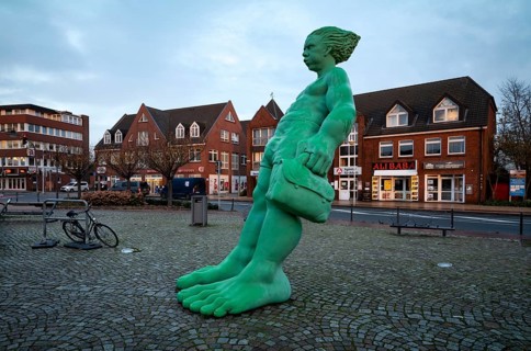 Travelling Giants in the Wind