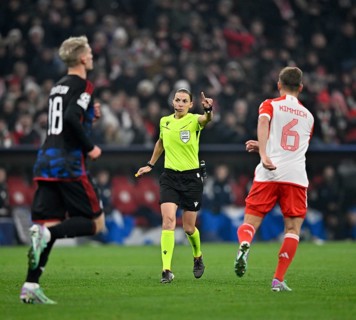 Referee Referee Stephanie Frappart Gesture Gesture Joshua Kimmich FC Bayern Munich FCB