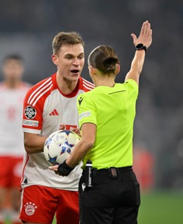 Referee Referee Stephanie Frappart Gesture Gesture in conversation Discussion with Joshua Kimmich FC Bayern Munich FCB