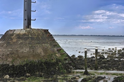 Rescue pole along the Passage du Gois